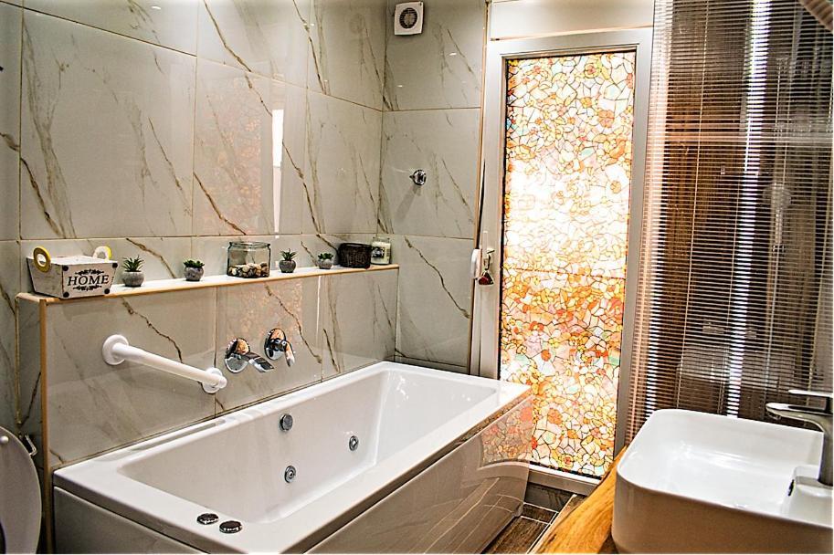 Kassandrou Suite Hot Tub-Jakuzzi - 2 Bedrooms - Big Balcony - Center 塞萨洛尼基 外观 照片